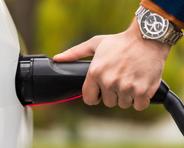 Instalar cargador de coche eléctrico: cuánto cuesta y qué factores influyen